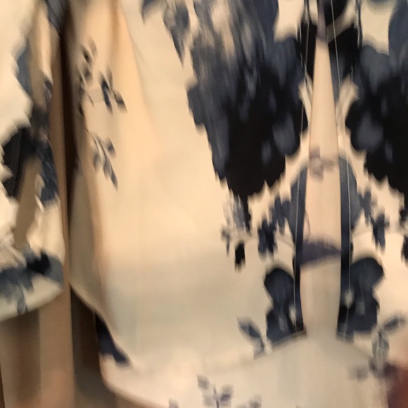😀 $30/3 Floral blouse 3/4 sleeve navy cream - Picture 3 of 5
